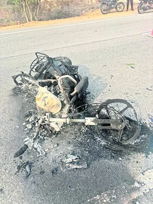 బైక్‌లో చెలరేగిన  మంటలు  
