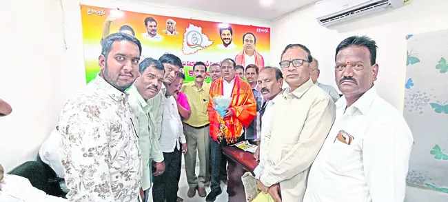 సీసీ రోడ్లు, డ్రైనేజీలు నిర్మించాలని వినతి