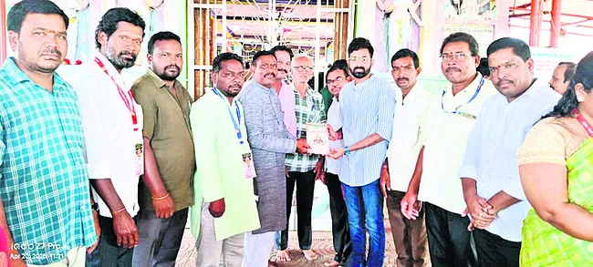మోదమ్మకు పోలవరం అడ్మినిస్ట్రేటర్ అభిషేక్ పూజలు