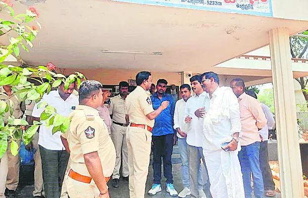 అక్రమ కేసులకు బెదిరేది లేదు 