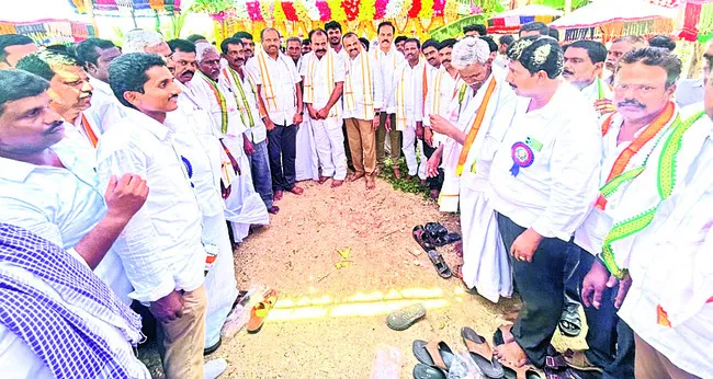 ఇరుగులమ్మా.. దీవించవమ్మా..