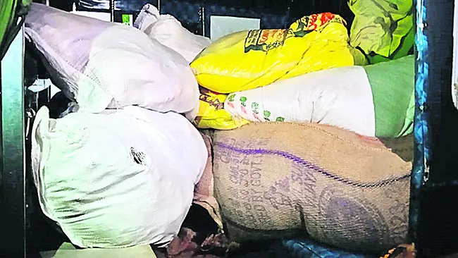 అక్రమంగా తరలిస్తున్న బియ్యం, కందిపప్పు పట్టివేత