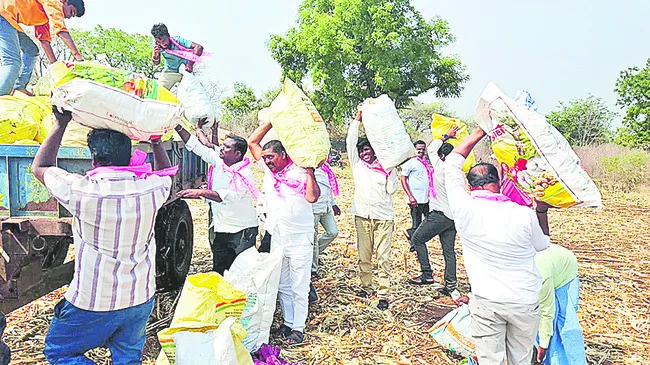 బీఆర్‌ఎస్‌ కార్యకర్తల కూలి పనులు 