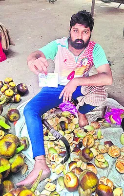 వీధి వ్యాపారులపై ఆశీలు భారం 