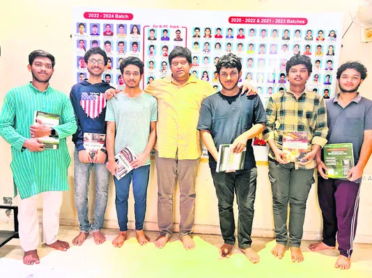 జేఈఈ మెయిన్స్‌లో శ్రీరామానుజ విద్యార్థుల ప్రతిభ 