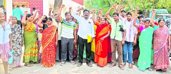 దళితులపై కేసులు ఎత్తేయాలంటూ ధర్నా 