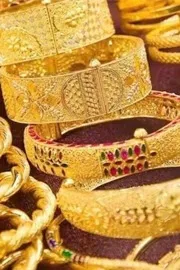 Gold hits all time high 10 grams price toches Rs 1 lakh4