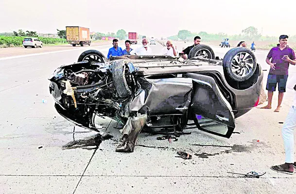 జాతీయ రహదారిపై తిరగబడ్డ కారు 