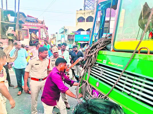 లారీ క్యాబిన్‌లో ఇరుక్కుపోయిన డ్రైవర్‌ 