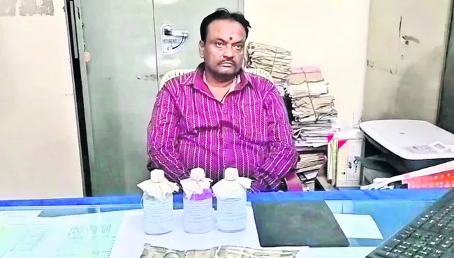 ఏసీబీకి చిక్కిన సీనియర్‌ అసిస్టెంట్‌