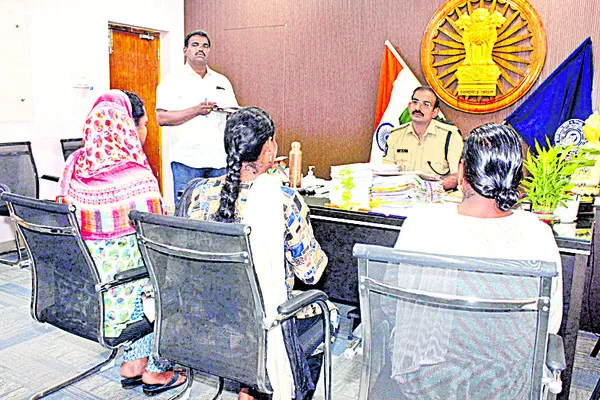 సమస్యల పరిష్కారంలో నిర్లక్ష్యం వహిస్తే కఠిన చర్యలు 