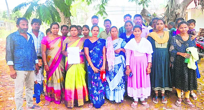 పాఠశాలను మా ఊరి నుంచి తరలించొద్దు సారూ!