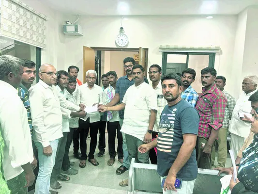 పరిహారం ఇప్పించాలని మొక్కజొన్న రైతుల వినతి 