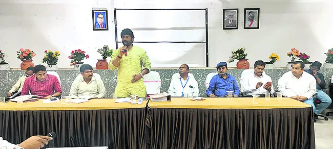 కుటుంబంలో ఒకరికి ఉద్యోగం ఇవ్వాలి 