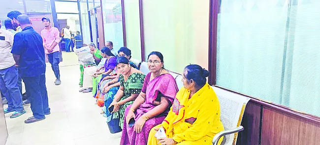 మహిళలను రాత్రి వేళ నిర్బంధించిన పోలీసులు 