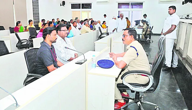 ఉద్యోగాల పేరిట టోకరా 