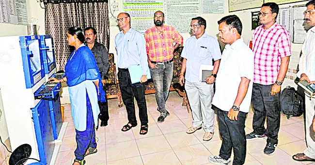 ప్రయాణికుల భద్రతే డ్రైవర్‌, గార్డుల లక్ష్యం 