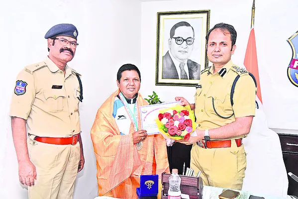 పోలీస్‌ క్రీడాకారులకు ప్రోత్సాహం అందిస్తాం