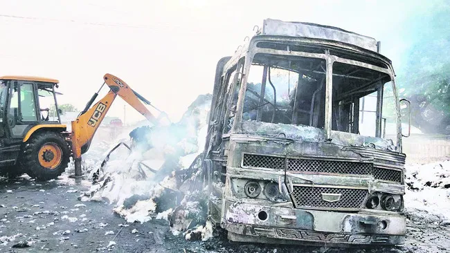 పిడుగుపడి పత్తి లోడు లారీ దగ్ధం