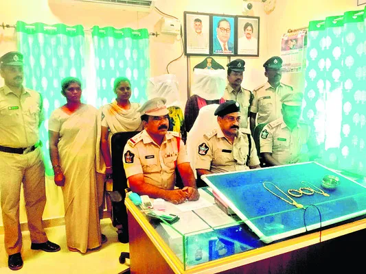 మాయ మాటలతో బంగారం చోరీ