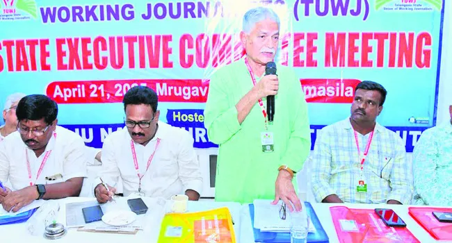 సోషల్‌ మీడియా, ఏఐపై అప్రమత్తంగా ఉండాలి 