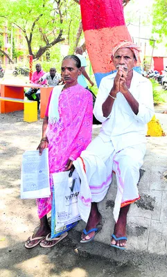 ఆస్తులు పంచుకున్నారు..  అన్నం పెడ్తలేరు