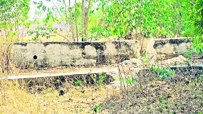 చెక్డ్యామ్ ధ్వంసం