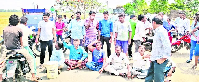 తాగునీరు రావడం లేదని రాస్తారోకో