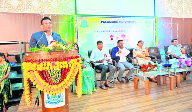 మహనీయులను ఆదర్శంగా తీసుకోవాలి 