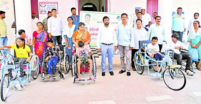 మూడు చక్రాల వాహనాల పంపిణీ 