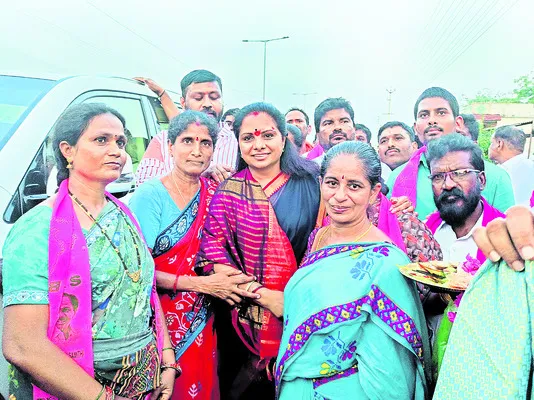 కార్యకర్తలతో ఎమ్మెల్సీ కవిత మాటామంతి