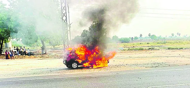 ఇంజన్లో షార్ట్ సర్క్యూట్తో కారు దగ్ధం