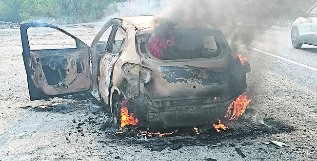 షార్ట్‌ సర్క్యూట్‌తో కారు దగ్ధం