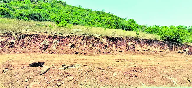 అక్రమంగా గ్రావెల్‌ తరలింపు 