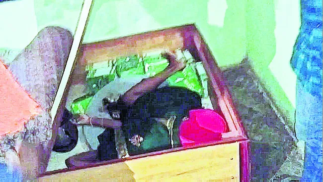 మంచం కింద భార్య శవం