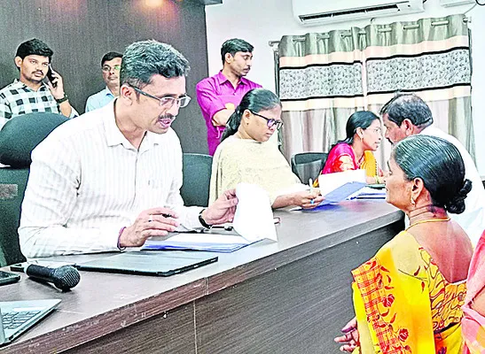 అర్జీల పరిష్కారంలో నిర్లక్ష్యం వీడండి