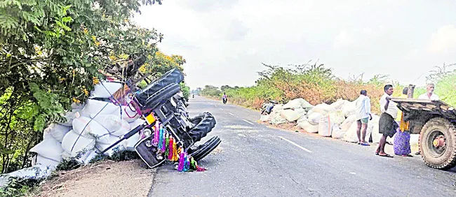 అదుపు తప్పిన ట్రాక్టర్‌ బోల్తా.. 