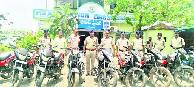 బైక్‌ల చోరీ.. నంబర్‌ మార్చి విక్రయం 