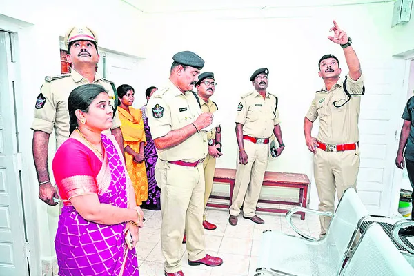 పోలీస్‌ ఆస్పత్రి పనుల పరిశీలన 
