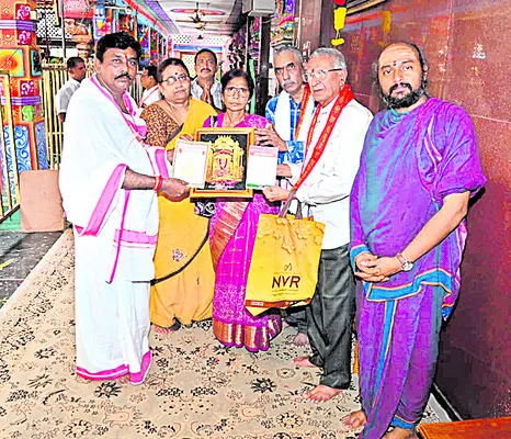 దుర్గమ్మకు పలువురు భక్తుల విరాళాలు 