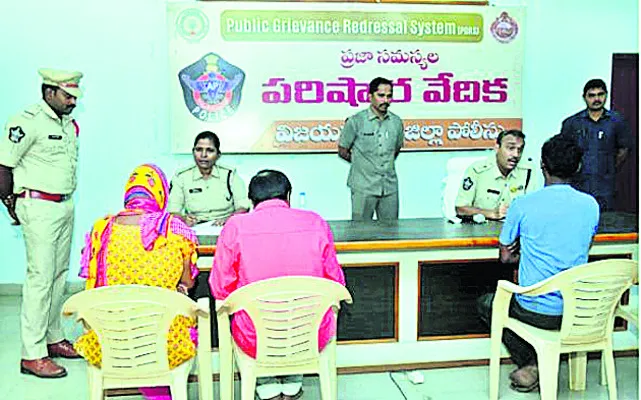 ప్రజా సమస్యల పరిష్కార వేదికకు 25 ఫిర్యాదులు