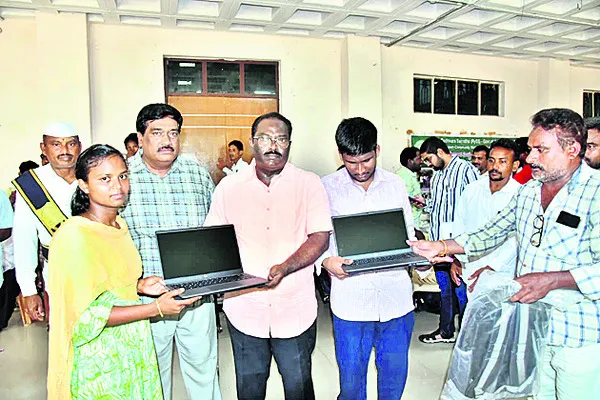 విభిన్న ప్రతిభావంతులకు ఉపకరణాల పంపిణీ