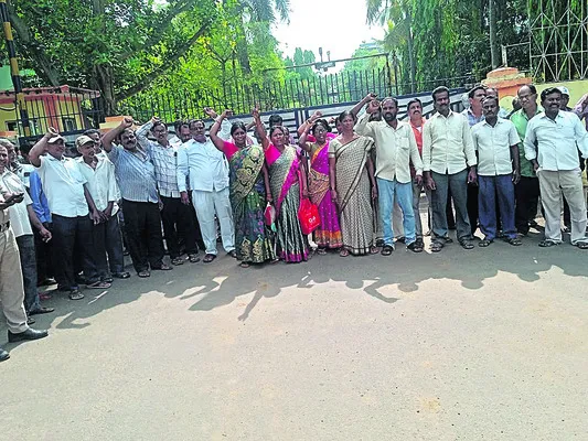 జిందాల్‌ కార్మికుల ఆందోళన 