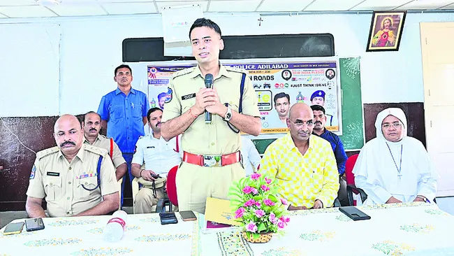 ట్రాఫిక్‌ నిబంధనలు పాటించాలి