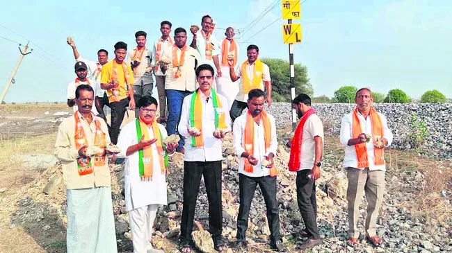 నాసిరకం మట్టితో రైల్వే స్టేషన్‌ పనులు 
