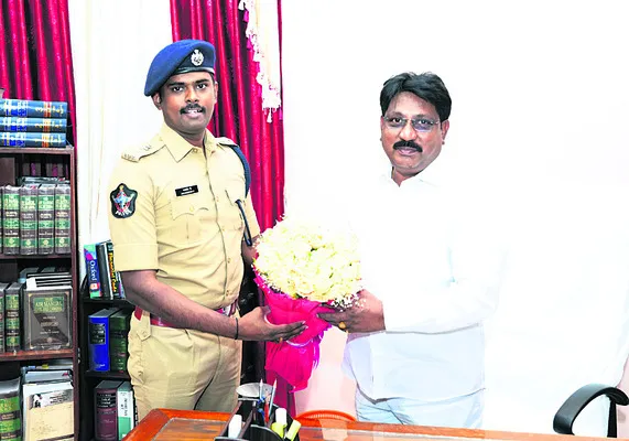 జిల్లా జడ్జిని కలిసిన ఎస్పీ 