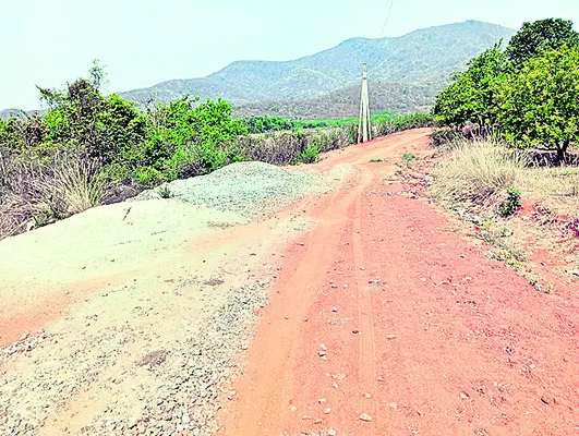 ● రోడ్డు పూర్తిచేయండి ప్లీజ్..!