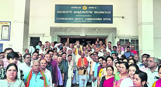 జంధ్యం తొలగింపుపై నిరసన