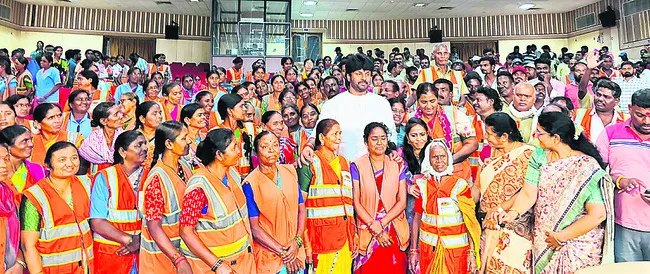 పారిశుధ్య కార్మికులకు అండగా ఉంటా
