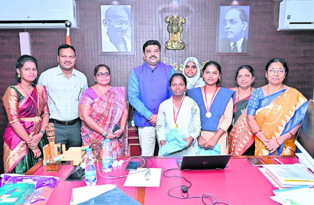 ఉన్నత చదువులతో రాణించాలి 